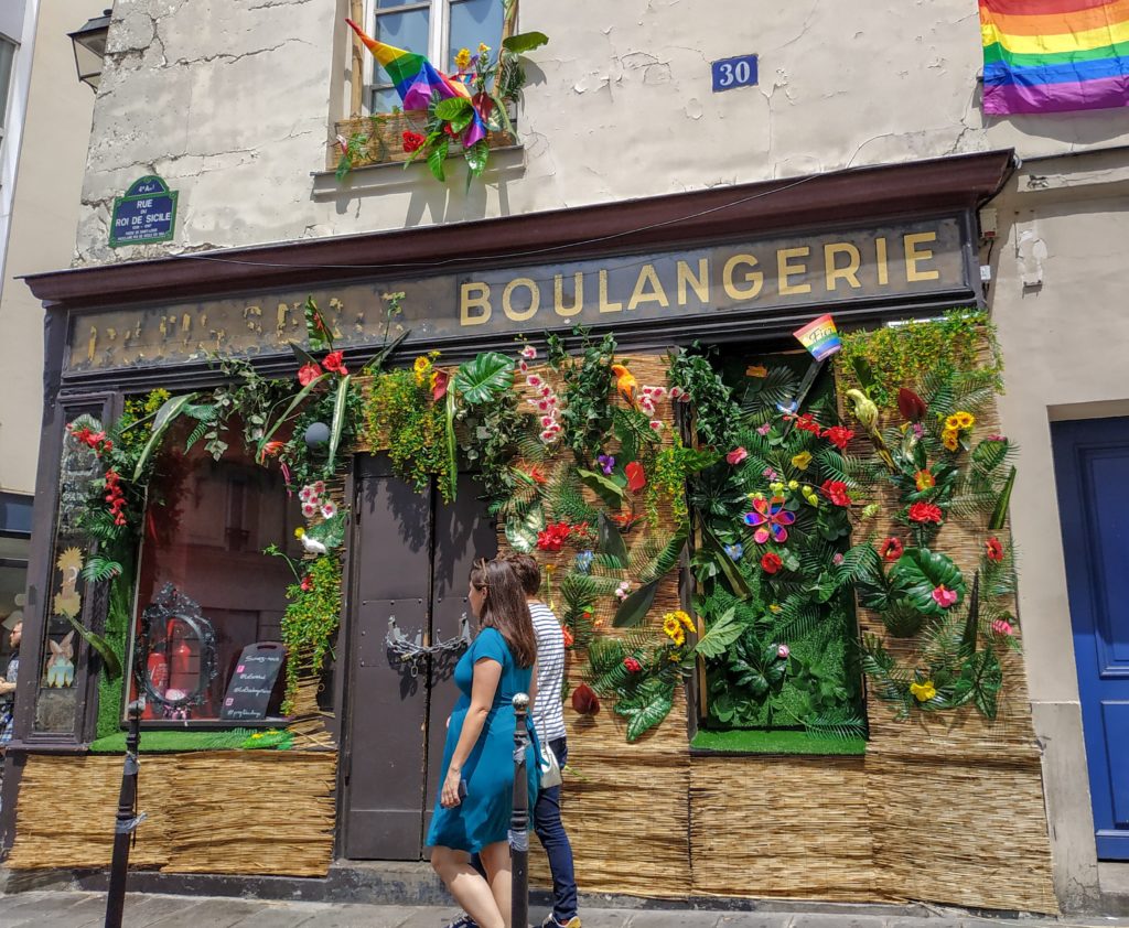 Queer Women Travel - Best Paris Lesbian Bars - Le So What